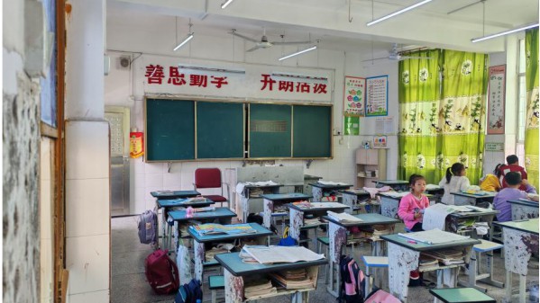 圖1 圖為天師小學(xué)教室設(shè)施 通訊員 劉姿涵 供圖